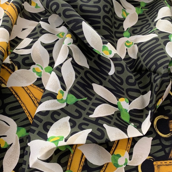 ❤️❤️❤️Moschino 34” x 34” beautiful silk scarf ❤️❤️❤️ - Picture 5 of 7
